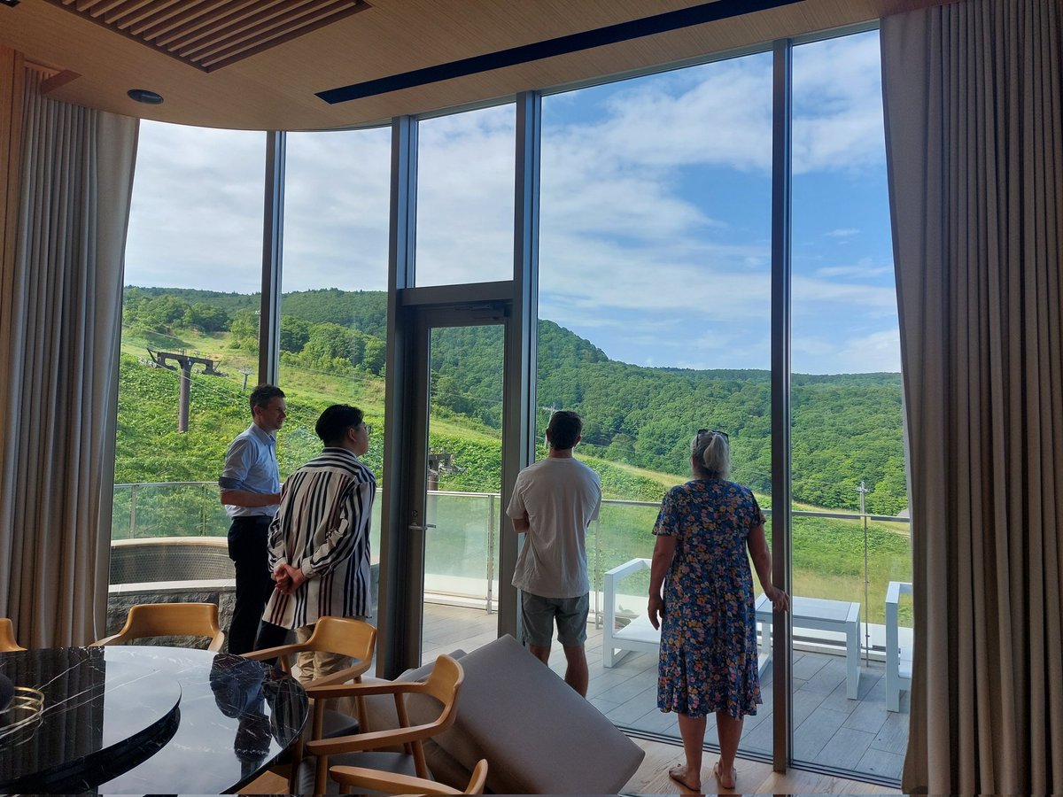 Murdoch_TE's tweet photo. #MUTOU310 and @HokuseiGakuen students conducted hotel inspections in the Hirafu area of Niseko and learnt about some of the unique challenges and opportunities associated with running tourism businesses in a highly seasonal ski town. https://t.co/opW70zkbdz