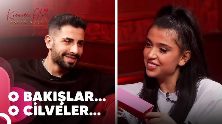 Aysozdemr1's tweet photo. Sosyal medya baskısı yüzünden severek ayrılan o çift..
HARCANDILAR, bir daha Sedat kimseye böyle bakmadı 💔 #simsed @halukss #kismetseolur https://t.co/u1xLRM4wyQ