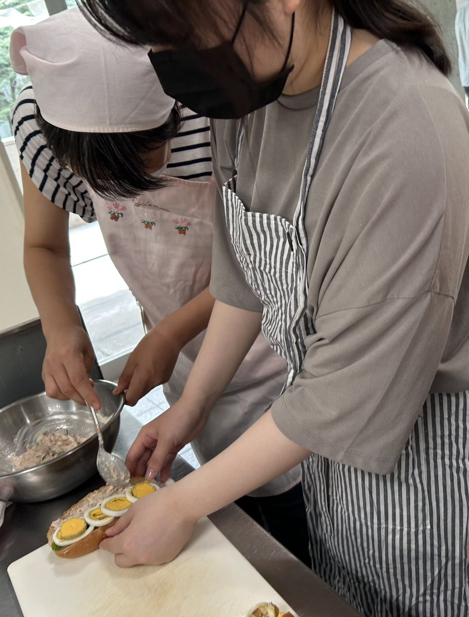 goodmaple's tweet image. 今日は、発達支援児さんのお料理講座
ツナドックを作りました♪
どんな人にも、楽しく作り美味しく食べてもらいたい！
みんなか頑張って作り、完食でした。
お家でも作ってみるって言ってました。嬉しいな☺️
#千葉県民プラザ にて