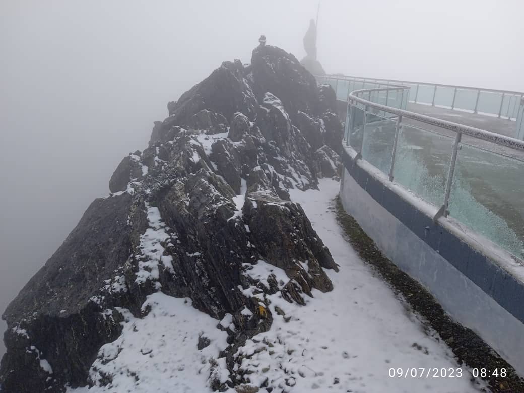 victorcrepano's tweet photo. Así amanece la Estación Pico Espejo de nuestro Sistema de Teleféricos de Mérida Mukumbarí. 
📌Venezuela lo tiene todo.
📌Venezuela galopante.
📌Venezuela tierra mágica.
🤛🏻🇻🇪🌫️💨🚠⛰️ 🏔 🥶
@AliErnesto32 
@Minturvzla
@venteloficial https://t.co/LqmdVUBQsw