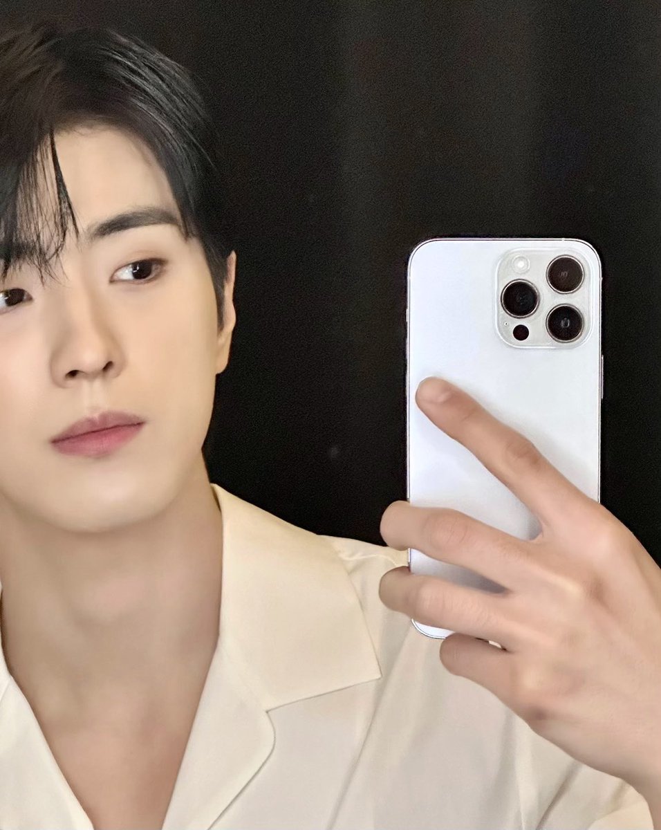 CIX_twt's tweet photo. 잘자용🥰

#CIX #FIX #용희 #김용희 #픽스잘잘 #안뇽 #월요팅 https://t.co/dy2mxXVlTe