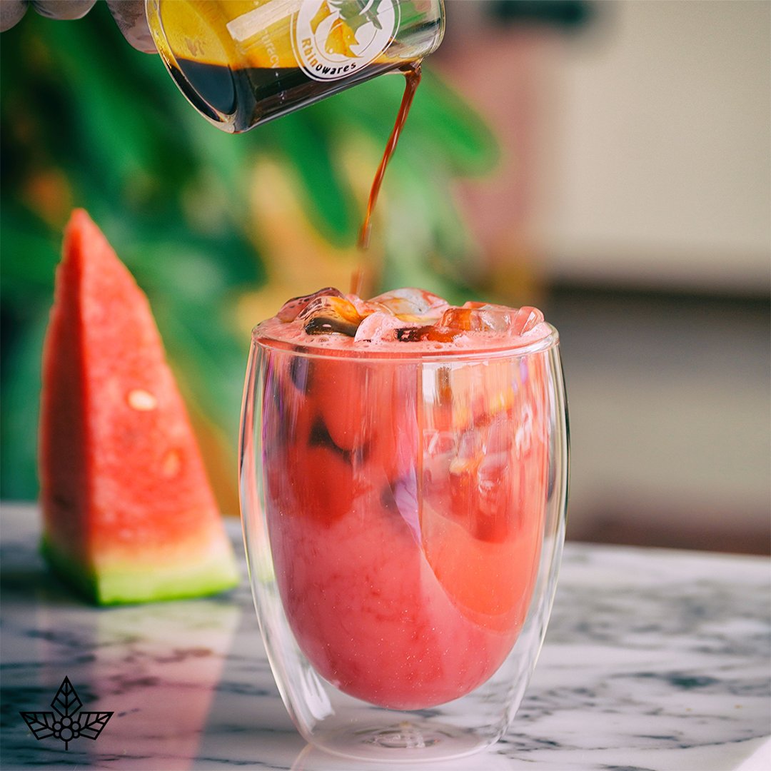 rawkaCoffee's tweet photo. ‌ مشروب الكركديه ومشروب البطيخ الأحمر يساعدان على تحمل حرارة الصيف☀️🍉

#rawka_coffee #عصر_بطيخ #قهوة #اسبريسو #روكة_كافيه #مشروب #قهوة #كافيه https://t.co/UUrksVlc0p