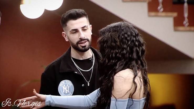 Aysozdemr1's tweet photo. BAKIŞŞŞ 🔥
Ah sosyal medya baskısı ahhh bir daha böyle bakamadı Sado kimseye 😭 #kismetseolur #simsed @halukss https://t.co/YjGeehcQfg