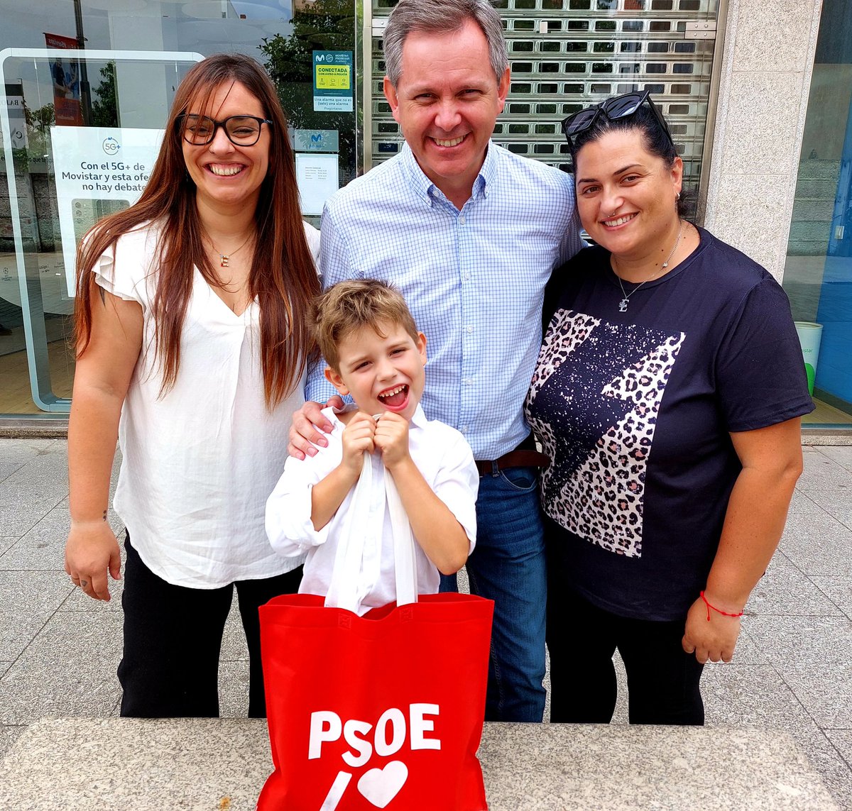jose_minones's tweet image. Os presento a Enzo, con permiso de @MartinoBoiro futuro alcalde de #Boiro. Aquí con sus madres, Nuria y Vanessa. Por él, por ellas, por todas y todos. Por la igualdad. Por un país de ilusión y derechos. Por eso os pedimos votar por @sanchezcastejon @psoe.
#Adelante
#Adiante