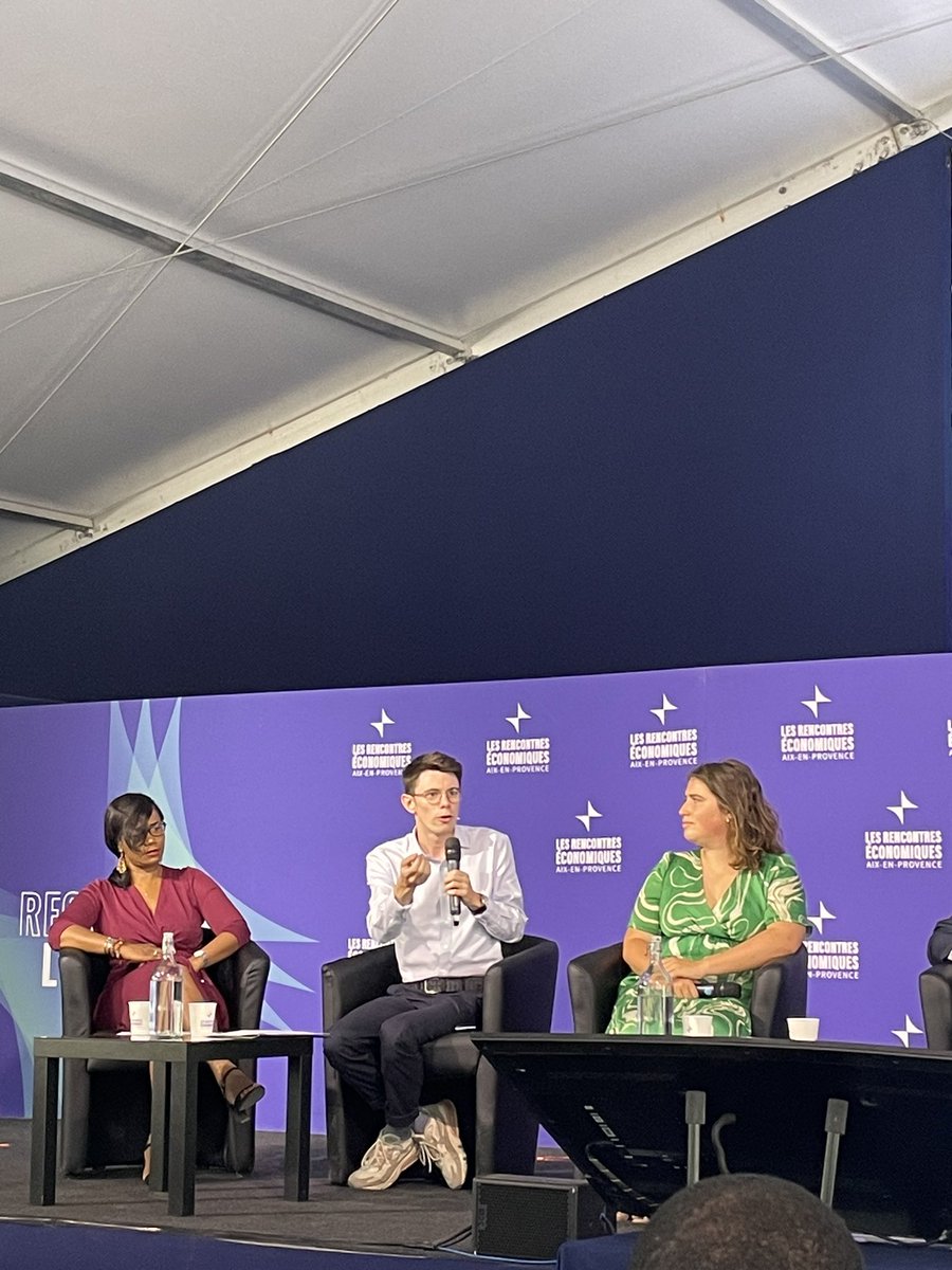 yanislka's tweet photo. 4 idées importantes à retenir de cette session des #REAIX2023 : 

1️⃣ La santé mentale des jeunes est un enjeu de société majeur, l’accessibilité au sport pour tout.e.s peut aider sans oublier la problématique de l’accès aux soins 🚑 https://t.co/uJKCGaUZQi