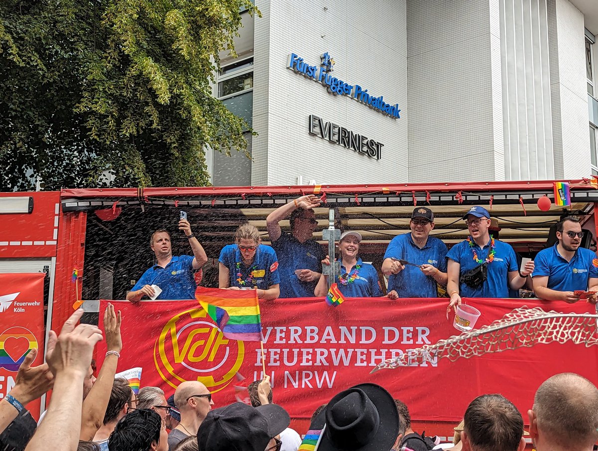 Meduselchen's tweet image. Der beliebteste Wagen heute 🤣 Danke @Feuerwehr_Koeln! 

#CSD #Köln #ColognePride