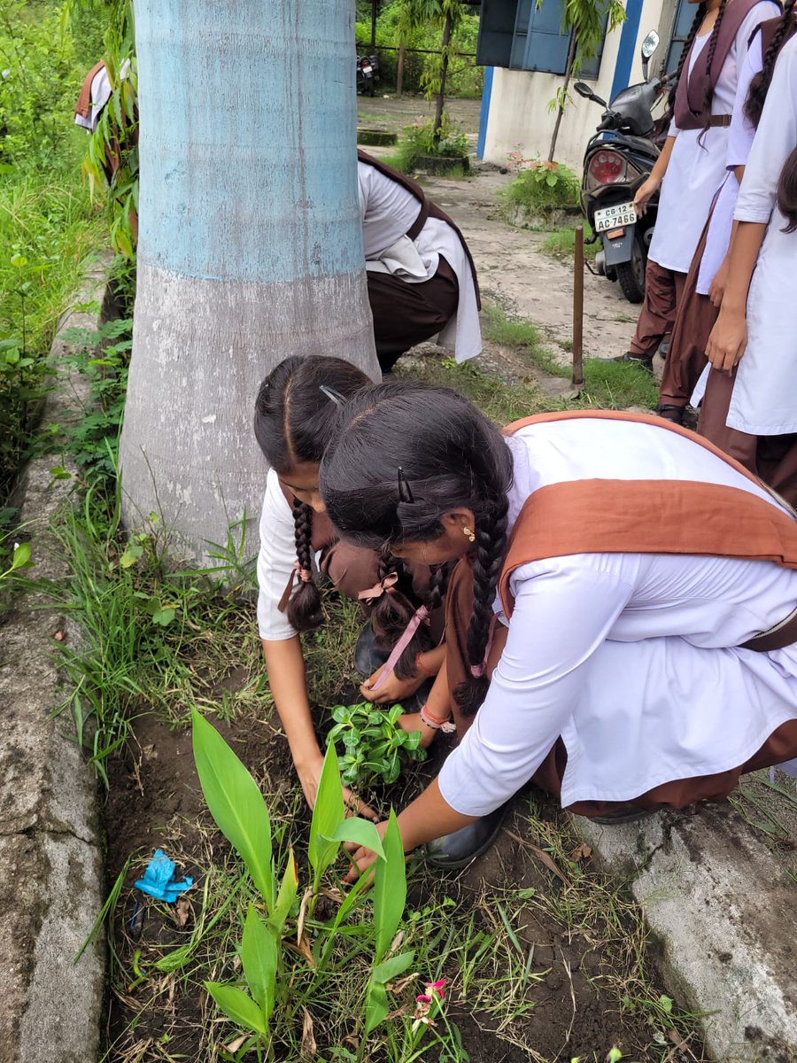 swati_rajwade's tweet photo. आज दिनांक 09-07-2023 को राष्ट्रीय विद्यार्थी दिवस के उपलक्ष्य में अखिल भारतीय विद्यार्थी परिषद दीपका इकाई जिला कोरबा SFD (Student For Development) के द्वारा विद्यालय में पौधा रोपण का कार्यक्रम किया गया।
#ABVP75 
@abvpcg 
@ABVPVoice https://t.co/97NbNhW0nh