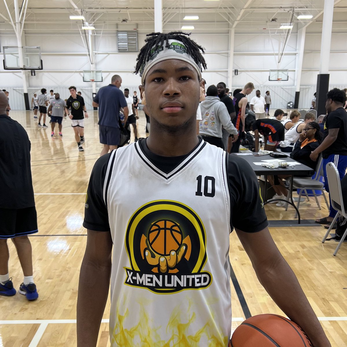 IsaacDennis_2's tweet photo. ‘27 Dooney Johnson, ‘26 Ladell White and ‘26 Tyler Michalak powered @xmenunitedbb to an impressive win and they will advance to the 15U championship game vs MidPro South. @ny2lasports https://t.co/0Ovam8wUi6