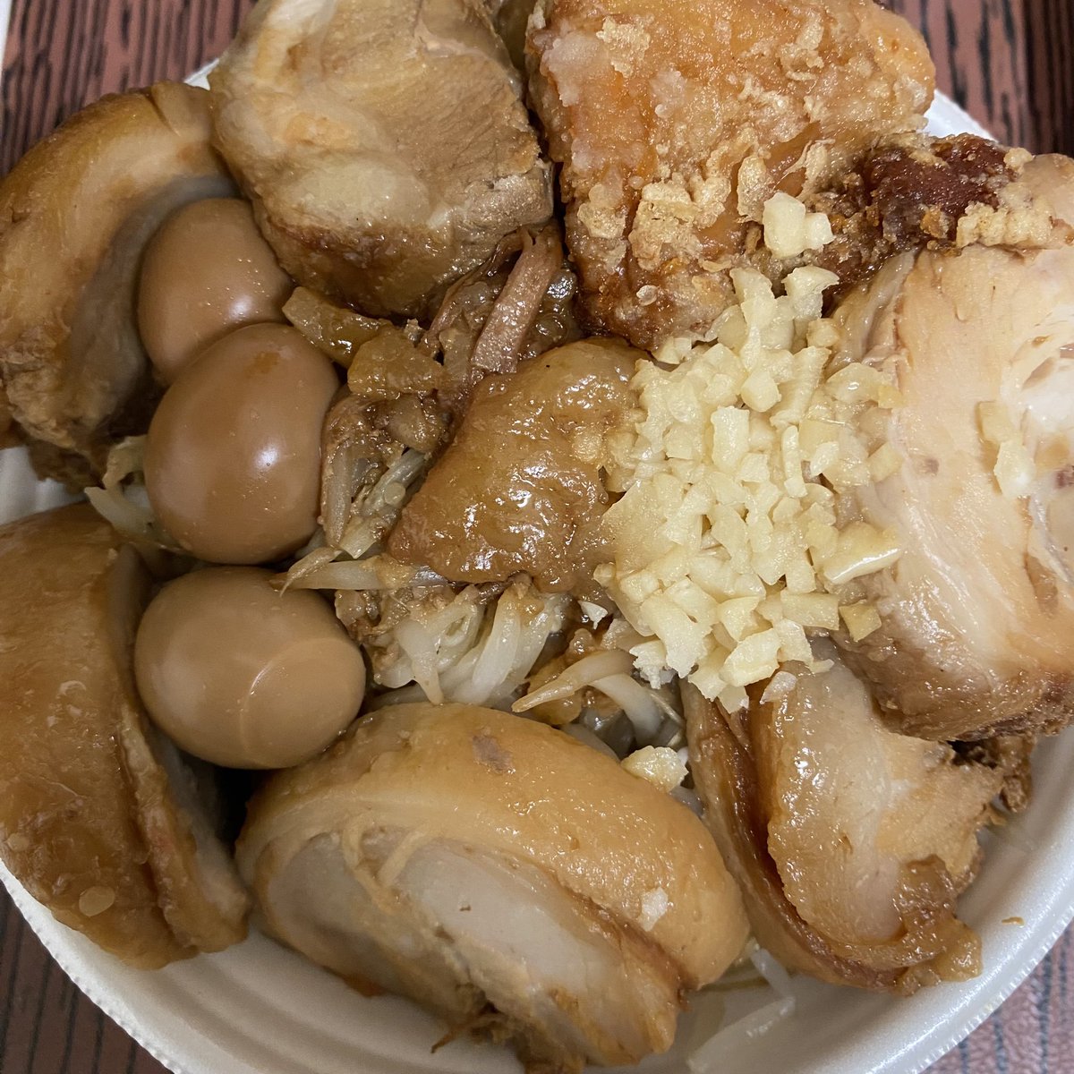 hiddarkkar's tweet photo. 改めて、足立区鹿浜「ダイナマイトキッチン」だい二郎 990円　丼飯の二郎を名乗るだけあって、無料トッピングに野菜•背脂•ニンニクそしてからあげ？で、とにかく厚切りの焼豚がめちゃくちゃ美味くて病みつきになる。その肉汁やタレ、背脂を吸ったご飯も最高に美味い。完璧超人！ https://t.co/WQUzLu0hTq