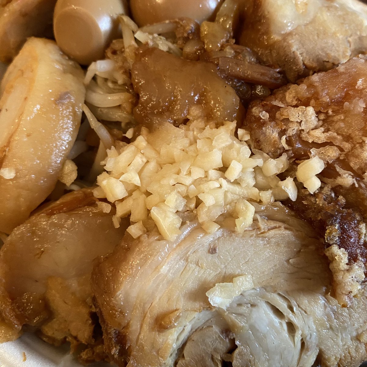hiddarkkar's tweet photo. 改めて、足立区鹿浜「ダイナマイトキッチン」だい二郎 990円　丼飯の二郎を名乗るだけあって、無料トッピングに野菜•背脂•ニンニクそしてからあげ？で、とにかく厚切りの焼豚がめちゃくちゃ美味くて病みつきになる。その肉汁やタレ、背脂を吸ったご飯も最高に美味い。完璧超人！ https://t.co/WQUzLu0hTq