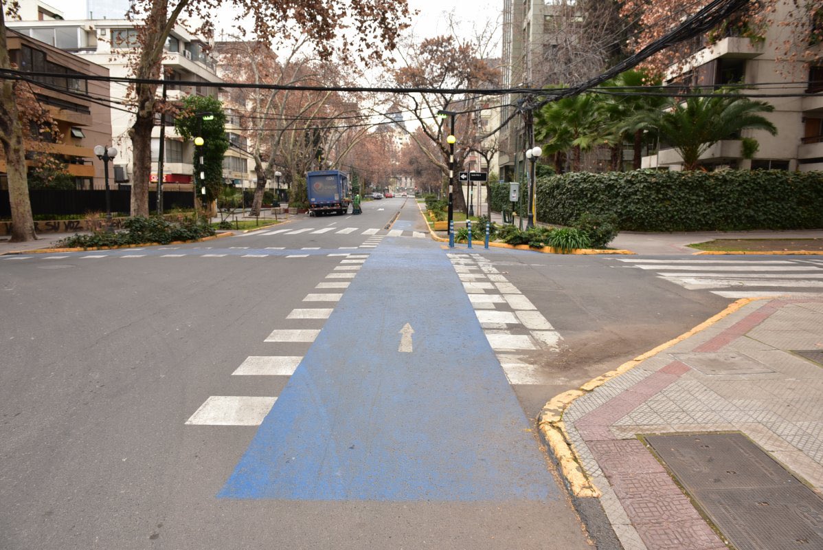 Muni_provi's tweet photo. Ya iniciamos la ejecución de una ciclovía unidireccional en calle Luis Thayer Ojeda, la que conectará con Pocuro por el sur y al norte con Pío X.
Los trabajos finalizan en julio y consideran demarcación, señalética, ajustes en semáforos y la instalación de hitos segregadores. 🚴‍♂️ https://t.co/KH9zEEvp5J
