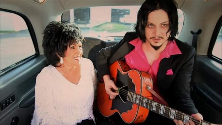 Happy birthday, Jack White (48). Aquí, con su amiga Wanda Jackson, reina del rockabilly. 