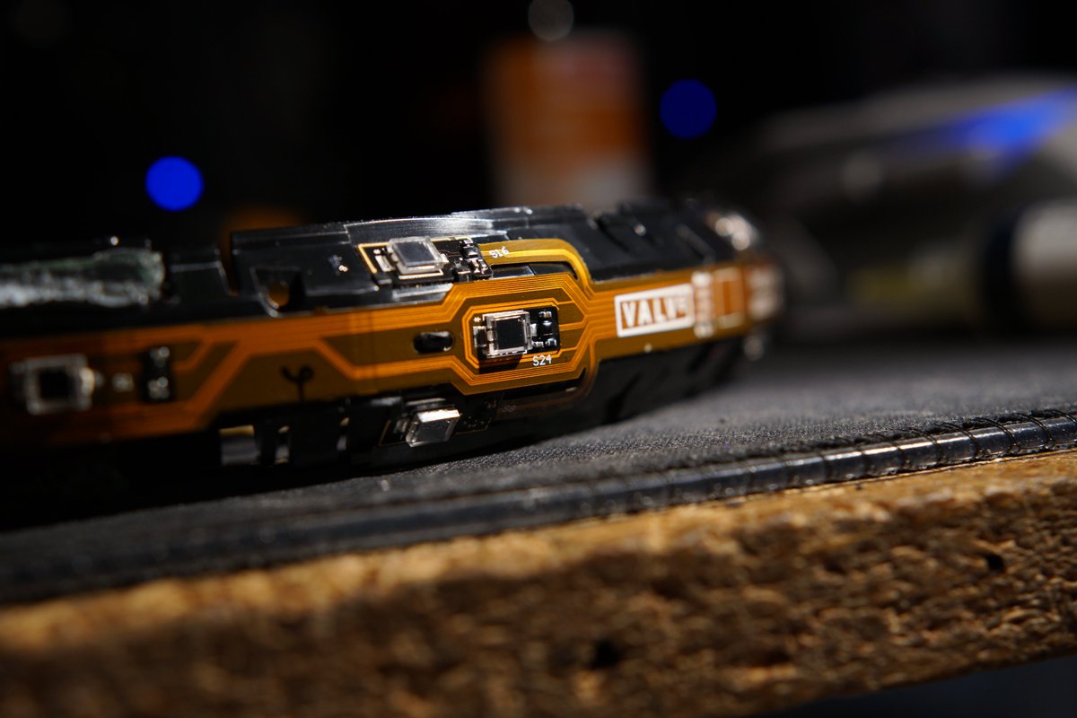 Zuwaii_'s tweet image. 🎮Valve Knuckles USB repair-ish.
After a while the strain on the small metal peaces holding the USBC con will break.
I replaced it with some random breakout board since I dont know the exact model nr on the connector. 😅🔧🔨⚙️
#ValveIndex
#VirtualReality 
#Knuckles 
#Teardown