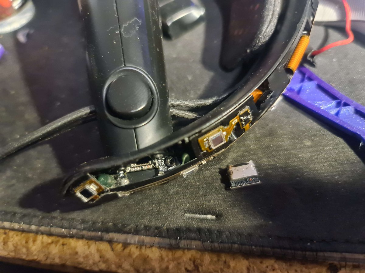 Zuwaii_'s tweet image. 🎮Valve Knuckles USB repair-ish.
After a while the strain on the small metal peaces holding the USBC con will break.
I replaced it with some random breakout board since I dont know the exact model nr on the connector. 😅🔧🔨⚙️
#ValveIndex
#VirtualReality 
#Knuckles 
#Teardown