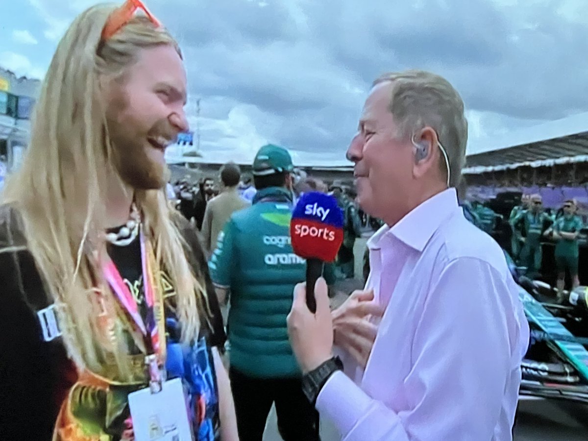 Mofoman360's tweet photo. What an awesome guy Sam Ryder is and a great show of Respect to Martin Brundle on his grid walk unlike the fucking Diva Cara Delevingne #BritishGP #BritishGrandPrix #SkyF1 #MartinBrundle https://t.co/38mKrZASJp