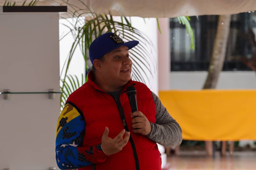 En #Táchira se efectuó la presentación del libro: 

¿CON QUE MORAL?📖  
Ética y Valores para una nueva época

✍🏻 Autor: 
Diputado de la AN #CarlosSierra

<a href="/NicolasMaduro/">Nicolás Maduro</a>
<a href="/FreddyBernal/">Freddy Bernal</a>
<a href="/SierraCarlosVEN/">CARLOS SIERRA</a>
<a href="/LealTelleria/">M/G Carlos Leal Tellería</a>