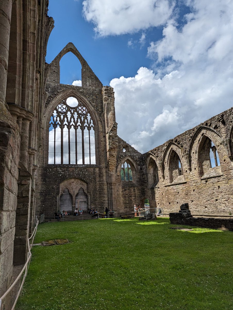 Abbaty Tintern ⛪️ 

Tintern Abbey a national icon — still standing in roofless splendour on the banks of the River Wye nearly 500 years since its tragic fall.

Founded in 1131 by Cistercian monks, was a Gothic masterpiece that became a romantic symbol of the past.