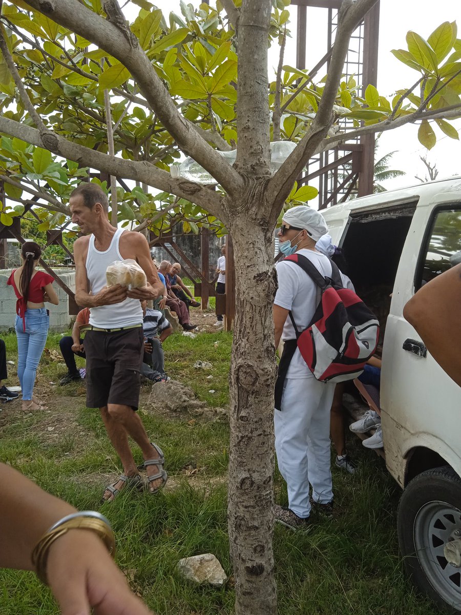 El @geiacuba en contacto directo con el barrio, llega hasta las comunidades de tránsito Los Bahías en Casablanca con una feria, el pueblo agradece cada gesto aunque sea pequeño.
#CubaViveEnElBarrio
#AlimentariaPorCuba