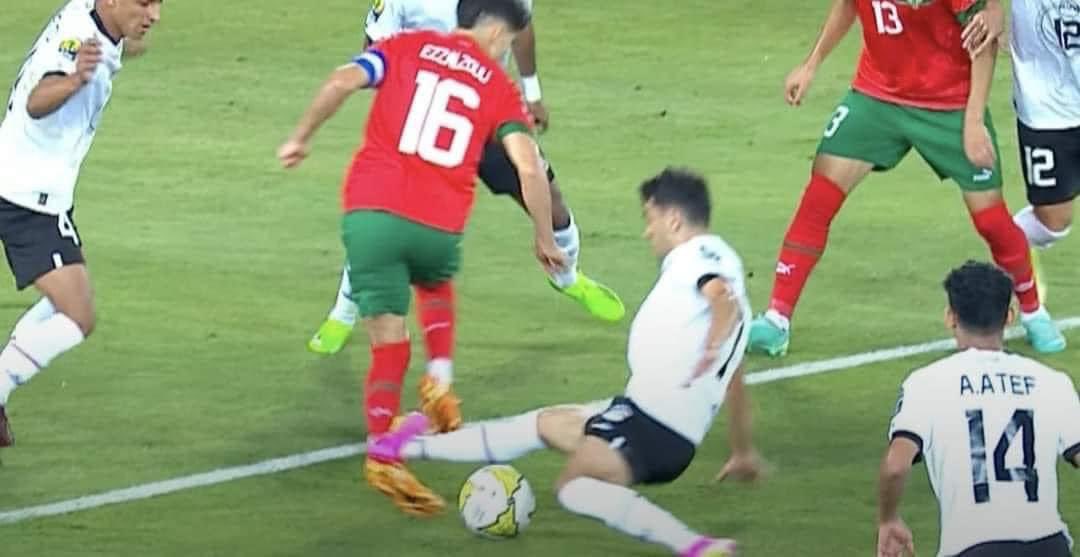 RidouaneErramd1's tweet photo. تدخل"رومانسي" جدا للاعب المصري كان يستحق عليه جائزة الروح الرياضية 🤗#المغرب_مصر https://t.co/kcXTZV3N44