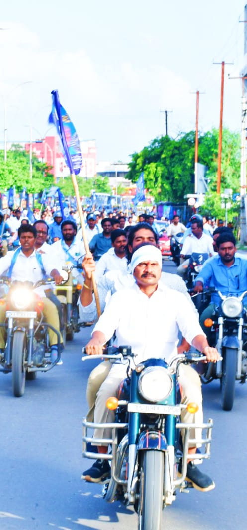 DspMirdoddi's tweet photo. ధర్మసమాజ్ పార్టీ ఆవిర్భవించిన తర్వాత ఉమ్మడి వరంగల్ జిల్లాకి మొట్టమొదటిసారిగా పర్యటనకు వెళ్ళిన విశారదన్ మహారాజు గారు...
భారీ బైక్ ర్యాలీతో ఘనంగా స్వాగతం పలికిన వరంగల్ ప్రజలు...
#dspwarangalbikeryali #dsp
#DSP #VisharadhanMaharaj #BC_SC_ST #darmasamajparty https://t.co/ODNmK9gLq0
