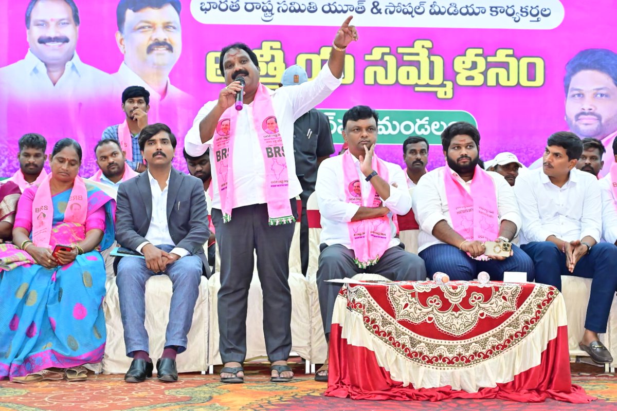 ArooriRamesh's tweet photo. “ సోషల్ మీడియా వేదికగా ప్రభుత్వం అందజేస్తున్న సంక్షేమ ఫలాలు ప్రతి ఇంటికీ చేరేలా కృషి చేయాలి ”

నియోజకవర్గంలోని హాసన్ పర్తి రూరల్ మండలంలోని అన్ని గ్రామాల @BRSparty యూత్ & సోషల్ మీడియా కార్యకర్తలతో నిర్వహించిన ఆత్మీయ సమ్మేళనంలో ముఖ్యఅతిథులు KUDA ఛైర్మన్ @SunderRajyadav , ఉమ్మడి @BRSWGL సోషల్ మీడియా ఇంఛార్జ్ @ArooriVishal గార్లతో కలిసి పాల్గొనటం జరిగింది.
ఈ సందర్భంగా మాట్లాడుతూ నియోజకవర్గంతో పాటు తెలంగాణ రాష్ట్రంలో @TelanganaCMO #KCR గారి నాయకత్వంలో ప్రవేశపెట్టిన సంక్షేమ పథకాలు , అభివృద్ధి ఫలాలు దేశానికే ఆదర్శంగా నిలుస్తున్నాయని, కొంతమంది కుటిల మనస్తత్వంతో అధికారమే ఎజెండాగా సంక్షేమ సారథి #KCR నాయకత్వంలోని @BRSparty సర్కారుపై అడ్డగోలు విమర్శలు చేస్తున్నారని,మరికొందరు అమలు చేయాలేని హామీలిస్తూ ప్రజలను అయోమయానికి గురి చేస్తున్నారని ఆ రెండు పార్టీలు దేశంలోని వారు అధికారంలో ఉన్న రాష్ట్రాల్లో అమలు చేస్తున్నారో లేదో మీలాంటి కార్యకర్తల ద్వారానే ప్రజలకు త్వరగా చేరుతాయని కాబట్టి రానున్న రోజులు పార్టీకి కీలకం కనుక ప్రతిఒక్కరూ ప్రత్యేక భూమిక పోషించాలని కోరుతూ సోషల్ మీడియా యొక్క పరిధిని విస్తరించుకుంటూ కొంత సంయమనం పాటిస్తూ పని చేయాలని కోరడం జరిగింది.
#Telangana @KTRBRS
