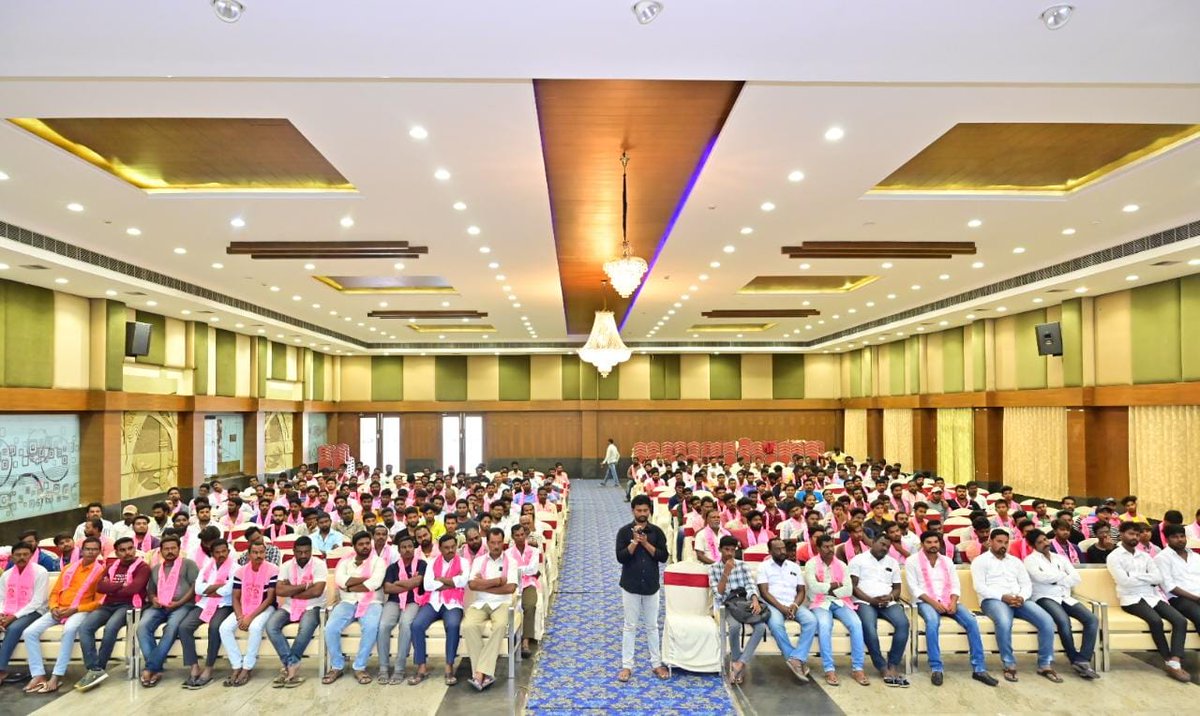 ArooriRamesh's tweet photo. “ సోషల్ మీడియా వేదికగా ప్రభుత్వం అందజేస్తున్న సంక్షేమ ఫలాలు ప్రతి ఇంటికీ చేరేలా కృషి చేయాలి ”

నియోజకవర్గంలోని హాసన్ పర్తి రూరల్ మండలంలోని అన్ని గ్రామాల @BRSparty యూత్ & సోషల్ మీడియా కార్యకర్తలతో నిర్వహించిన ఆత్మీయ సమ్మేళనంలో ముఖ్యఅతిథులు KUDA ఛైర్మన్ @SunderRajyadav , ఉమ్మడి @BRSWGL సోషల్ మీడియా ఇంఛార్జ్ @ArooriVishal గార్లతో కలిసి పాల్గొనటం జరిగింది.
ఈ సందర్భంగా మాట్లాడుతూ నియోజకవర్గంతో పాటు తెలంగాణ రాష్ట్రంలో @TelanganaCMO #KCR గారి నాయకత్వంలో ప్రవేశపెట్టిన సంక్షేమ పథకాలు , అభివృద్ధి ఫలాలు దేశానికే ఆదర్శంగా నిలుస్తున్నాయని, కొంతమంది కుటిల మనస్తత్వంతో అధికారమే ఎజెండాగా సంక్షేమ సారథి #KCR నాయకత్వంలోని @BRSparty సర్కారుపై అడ్డగోలు విమర్శలు చేస్తున్నారని,మరికొందరు అమలు చేయాలేని హామీలిస్తూ ప్రజలను అయోమయానికి గురి చేస్తున్నారని ఆ రెండు పార్టీలు దేశంలోని వారు అధికారంలో ఉన్న రాష్ట్రాల్లో అమలు చేస్తున్నారో లేదో మీలాంటి కార్యకర్తల ద్వారానే ప్రజలకు త్వరగా చేరుతాయని కాబట్టి రానున్న రోజులు పార్టీకి కీలకం కనుక ప్రతిఒక్కరూ ప్రత్యేక భూమిక పోషించాలని కోరుతూ సోషల్ మీడియా యొక్క పరిధిని విస్తరించుకుంటూ కొంత సంయమనం పాటిస్తూ పని చేయాలని కోరడం జరిగింది.
#Telangana @KTRBRS