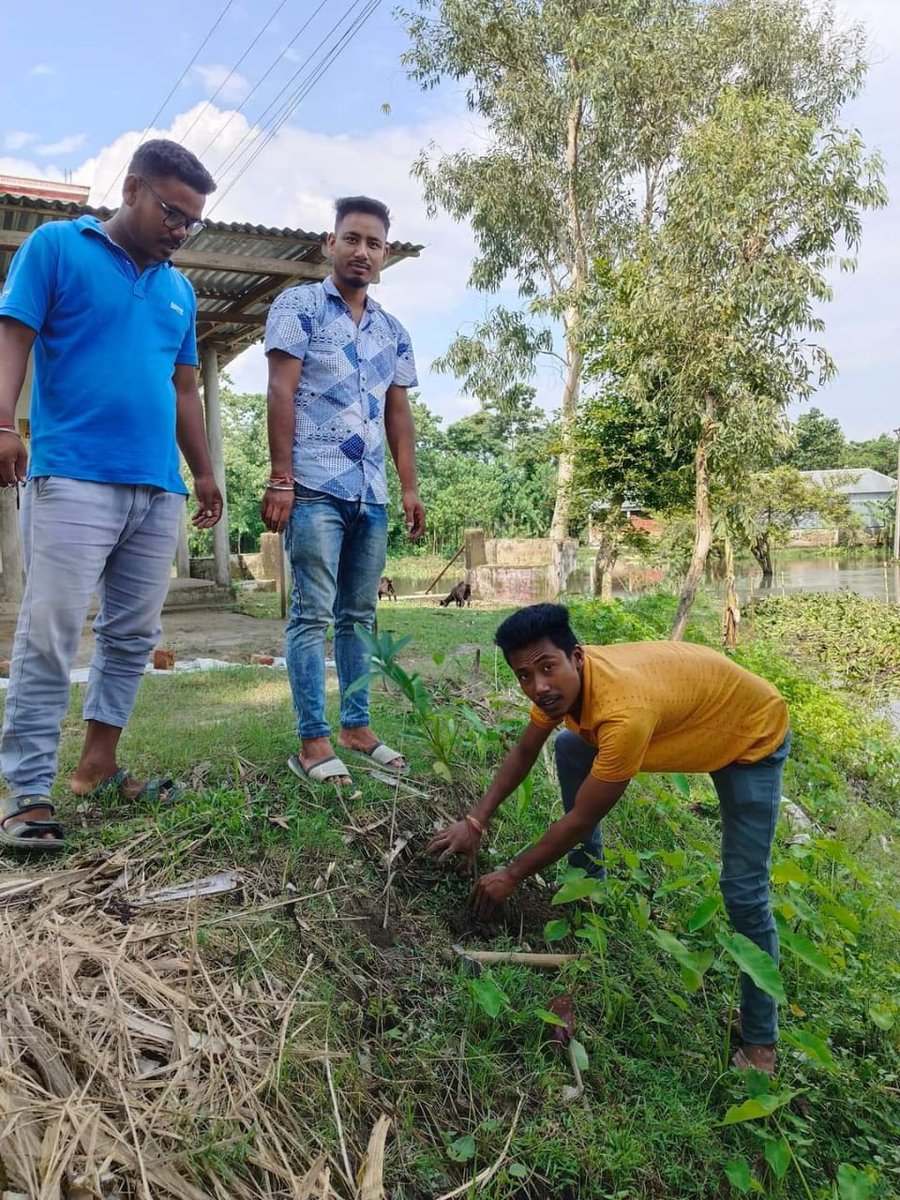 ABVPUttarbanga's tweet photo. আজ ৯ই জুলাই অখিল ভারতীয় বিদ্যার্থী পরিষদের ৭৫ তম প্রতিষ্ঠা দিবস উপলক্ষে পশ্চিম কোচবিহার (সাং) জেলার মাথাভাঙ্গা ও শীতলকুচি পক্ষ থেকে পরিষদের পতাকা উত্তোলনের সাথে গাছ লাগানো হলো।
#ABVP75
#RashtraShakti75
#ABVPUttarbanga
#ABVPNorthBengal https://t.co/N1XUg4FvQb