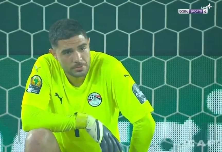 انت قاعد كده وزعلان علي ايه انت من ضمن اسباب وجودك وصلتنا فاينال قدام المغرب ووصلتنا اكستراتيم بآخر تصدي ليك في الدقيقة 91 ، كورة مش غلطة منك ، سرحان من دفاع المنتخب كلفنا هدف ملوش لازمة .. لاعيبة رجالة كلهم ، بنلعب اكتر من 100 دقيقة ناقصين لاعب وفي وجود 60 الف مشجع للمغرب ونعمل