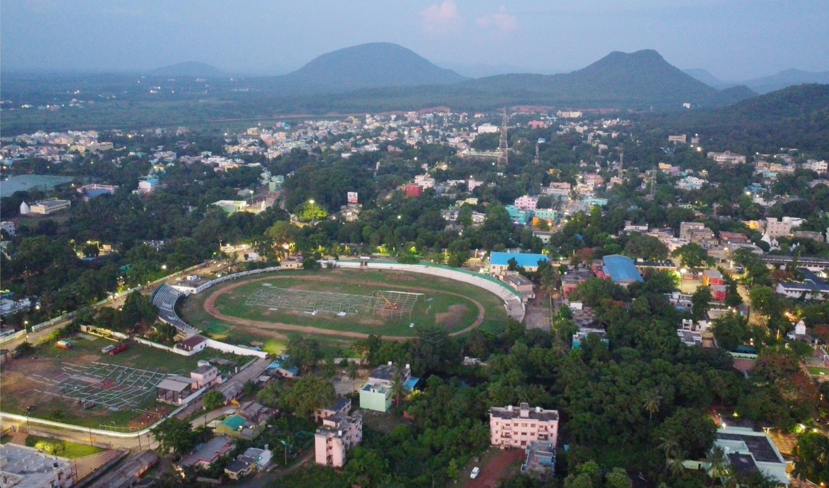 Debasish_bpt's tweet image. Witness the beauty of Dhenkanal city in the golden hour ⏳ 
1. View from Rly bridge
2. Dhenkanal Stadium
3. Main Road
4. Ganesh Bazaar

@dhenkanalm_hud @districtadmndkl @odisha_tourism @amara_odisha 
#xplorewithdebasish 
#amaraodisha #dhenkanal