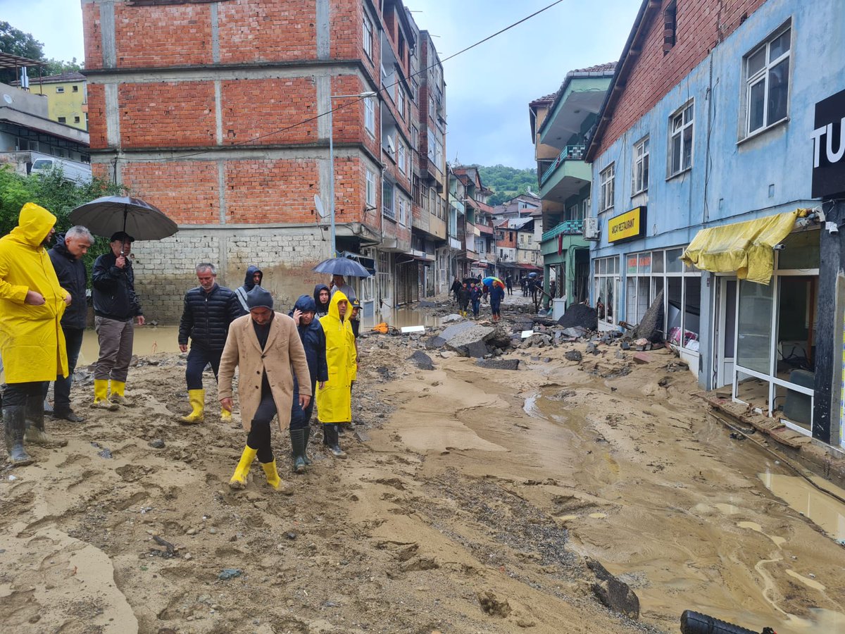 TC_Zonguldak's tweet photo. 📍Vali Mustafa Tutulmaz, yapılan ölçümlere göre m2 ye  199.2 mm yağış alan ve  aşırı yağışlardan etkilenen Beycuma beldemizde incelemelerde bulundu. https://t.co/jW3gAdpPgW