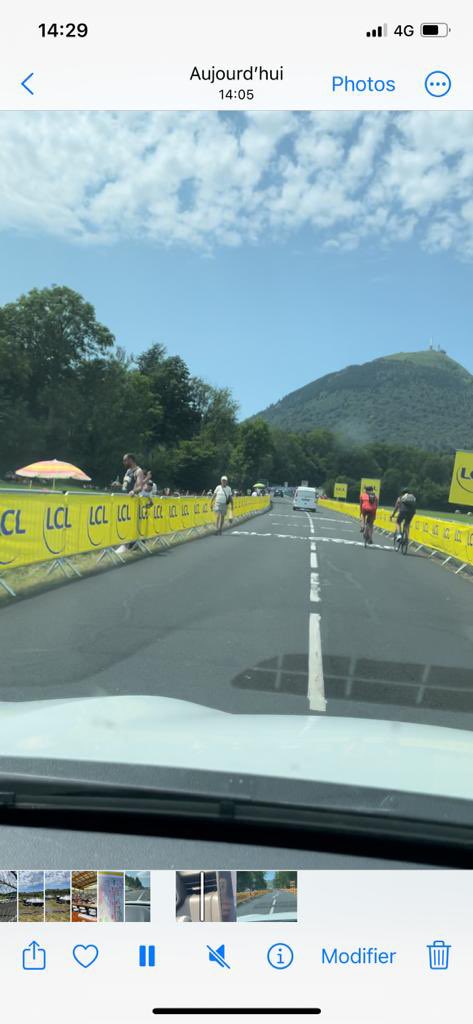 Il fait très chaut aujourd’hui au Puy-de-Dôme. 
La zone technique est raccordée au monde entier pour que les images de l’arrivée soit accessibles sur le continent Américain comme en Asie grâce au #reseau d’@Orange. 📡
#TdF2023 <a href="/LeTour/">Tour de France™</a>