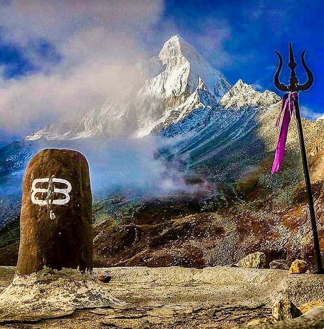 Sanatan_Science's tweet photo. 🔴श्रावण विशेष🔴

     ~सोमवार व्रत क्यों/कैसे करें~

भगवान शिव श्रावण के सोमवार के बारे में कहते हैं- 

“मत्स्वरूपो यतो वारस्ततः सोम इति स्मृतः। प्रदाता सर्वराज्यस्य श्रेष्ठश्चैव ततो हि सः। समस्तराज्यफलदो वृतकर्तुर्यतो हि सः।।”

अर्थात सोमवार मेरा ही स्वरूप है, अतः इसे सोम कहा गया है। इसीलिये यह समस्त राज्य का प्रदाता तथा श्रेष्ठ है। व्रत करने वाले को यह सम्पूर्ण राज्य का फल देने वाला है। भगवान शिव यह भी आदेश देते हैं कि श्रावण में 

“सोमे मत्पूजा नक्तभोजनं” 

अर्थात सोमवार को मेरी पूजा और नक्तभोजन करना चाहिए। पूर्वकाल में सर्वप्रथम श्रीकृष्ण ने ही इस मंगलकारी सोमवार व्रत को किया था।

“कृष्णे नाचरितं पूर्वं सोमवारव्रतं शुभम्”
स्कंदपुराण के अनुसार सूत जी कहते हैं-

स्कंदपुराण के अनुसार सूत जी कहते हैं-

शिवपूजा सदा लोके हेतुः स्वर्गापवर्गयोः ।। सोमवारे विशेषेण प्रदोषादिगुणान्विते ।।
केवलेनापि ये कुर्युः सोमवारे शिवार्चनम् ।। 
न तेषां विद्यते किंचिदिहामुत्र च दुर्लभम् ।।
उपोषितः शुचिर्भूत्वा सोमवारे जितेंद्रियः ।। वैदिकैर्लौकिकैर्वापि विधिवत्पूजयेच्छिवम् ।।ब्रह्मचारी गृहस्थो वा कन्या वापि सभर्त्तृका।। विभर्तृका वा संपूज्य लभते वरमीप्सितम्।।
                                     3.3.8.10

प्रदोष आदि गुणों से युक्त सोमवार के दिन शिव पूजा का विशेष महात्म्य है। जो केवल सोमवार को भी भगवान शंकर की पूजा करते हैं, उनके लिए इहलोक और परलोक में कोई भी वस्तु दुर्लभ नहीं। सोमवार को उपवास करके पवित्र हो इंद्रियों को वश में रखते हुए वैदिक अथवा लौकिक मंत्रों से विधिपूर्वक भगवान शिव की पूजा करनी चाहिए। ब्रह्मचारी, गृहस्थ, कन्या, सुहागिन स्त्री अथवा विधवा कोई भी क्यों न हो, भगवान शिव की पूजा करके मनोवांछित वर पाता है।

शिवपुराण, कोटि रुद्रसंहिता के अनुसार-

निशि यत्नेन कर्तव्यं भोजनं सोमवासरे । 
उभयोः पक्षयोर्विष्णो सर्वस्मिञ्छिव तत्परैः ।।

दोनों पक्षों में प्रत्येक सोमवार को प्रयत्नपूर्वक केवल रात में ही भोजन करना चाहिए। शिव के व्रत में तत्पर रहने वाले लोगों के लिए यह अनिवार्य नियम है।

अष्टमी सोमवारे च कृष्णपक्षे चतुर्दशी।। शिवतुष्टिकरं चैतन्नात्र कार्या विचारणा।।

सोमवार की अष्टमी तथा कृष्णपक्ष चतुर्दशी इन दो तिथियों को व्रत रखा जाए तो वह भगवान शिव को संतुष्ट करने वाला होता है, इसमें अन्यथा विचार करने की आवश्यकता नहीं है।

"सोमवारे प्रधानः स्यात्सायंकालः प्रकीर्तितः"

स्कन्दपुराण के अनुसार  मुख्य रूप से सोमवार को सांयकाल में पूजा की जानी चाहिए। सोमवार को चंद्र उदय के समय की गई महादेव की पूजा बहुत ही शुभ और कल्याणकारी है।

👉अधिक जानकारी के लिए हमारे Youtube और Blog को सब्सक्राइब करें। link हमारे ट्विटर Bio में दिया गया है। क्योंकि कल मैं वहाँ पर भगवान पद्मनाभ विष्णु द्वारा कहे एक ऐसे शिवस्तोत्र के बारे में लिखने और बताने वाली हूँ जिसका एक बार पाठ "शतरुद्री" के तीन पाठों के समान कहा गया है।