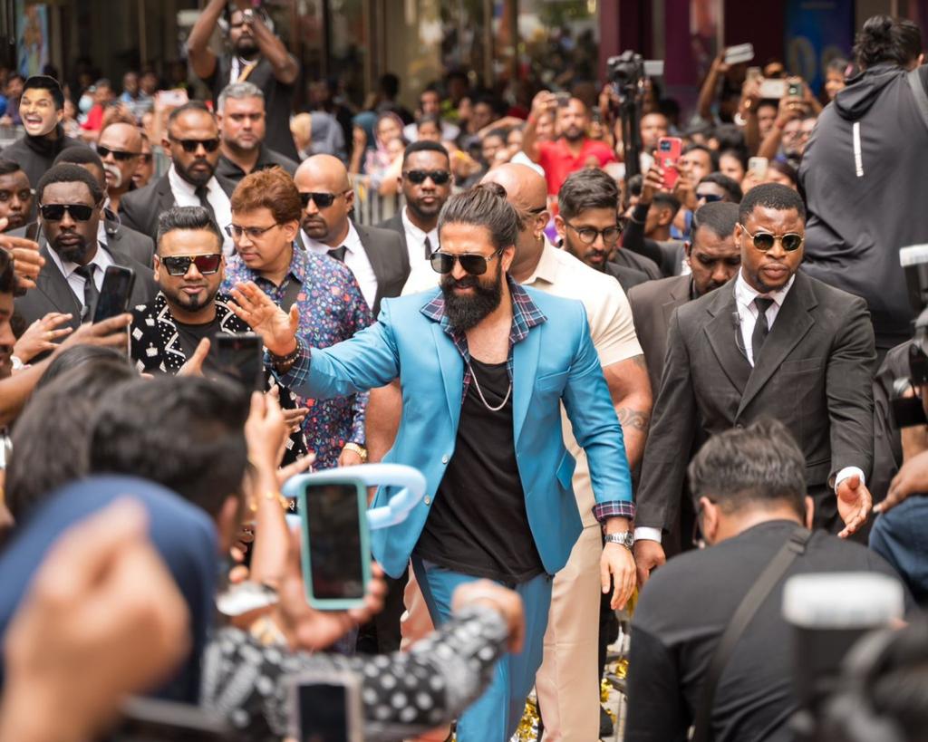 Tollyweed's tweet photo. Special Thanks to @alluarjun sir for inaugurating #MSGold 2nd branch in Malaysia Along with Rocking Star #Yash sir https://t.co/uiDAtUhYhd