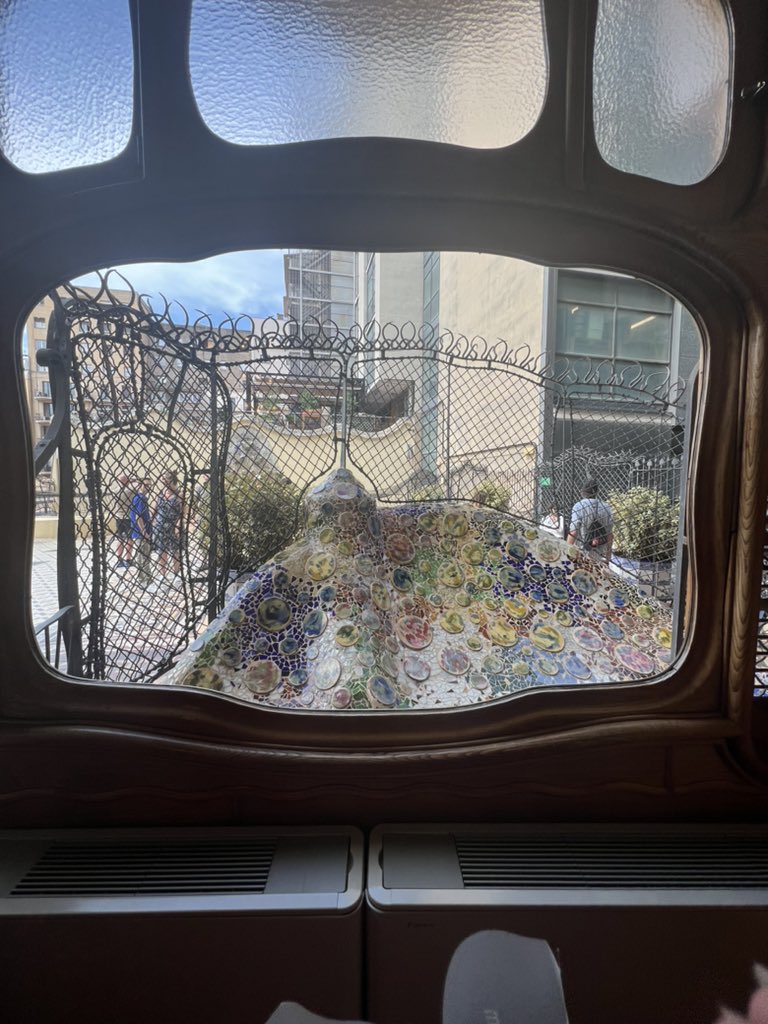 apinkninja's tweet photo. Casa Batlló , Barcelona https://t.co/aUrzF5Aqun