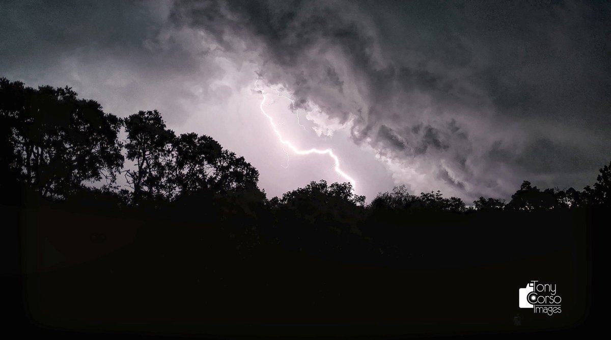 TonyCorsoImages's tweet photo. I won't lie....I cut it pretty close at times with this drone up 400' and a storm is blowing in....but gosh it is so worth it for what it captures. 😅😎 -Lamar County @TxStormChasers @wfaaweather https://t.co/z0anez3Tzr