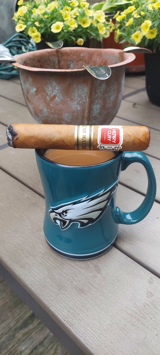 csb329's tweet photo. Sunday morning #LeafAndBean cigar courtesy of my #OGMisfitGang brother @CalvinThomps99 . Thank you brother! Yall have a great day. #OGMisfitGang #NeverARepeat #CigarSniffers https://t.co/caHBtdFnOD