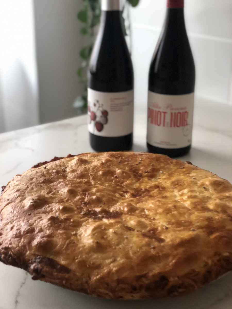 Empanada de bonito de temporada, y dos vinazos! El Primer Beso de Valdemonjas acierto seguro y el de La Parrilla… joder qué rico ese Pinot Noir de Alta Pavina #primerbeso #altapavina #valdemonjas #pinotnoir <a href="/altapavina/">Alta Pavina</a> <a href="/Valdemonjas/">Bodega Valdemonjas</a>