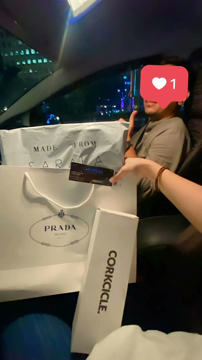 ayuputrianata's tweet photo. Bahagia bgt nikah trs punya suami  yg superduper romantis. Walaupun sring ditinggal tugas ke luar kota tp tiap pulang keliatan bgt dia slalu brusaha buat nyenengin istrinya. Pokoknya seharian tuh ditanyain mulu mau apa,mau gmn tp ujung2nya sering inisiatif sndiri buat nyenengin❤️ https://t.co/Go1pgDjWzO