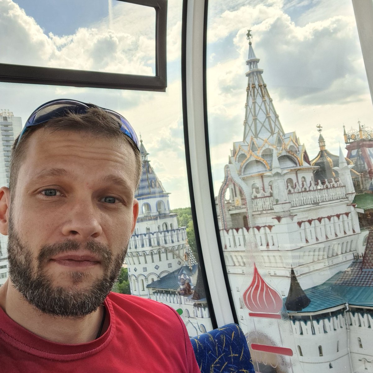 Детство в одном месте заиграло и покатался на колесе обозрения в измайловском кремле.