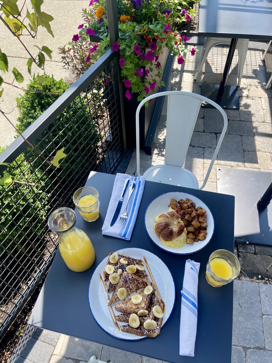 Brunching on the patio is a Sunday dream come true 🍳🥂🍊🥞

#chicagofoodscene #dailyfoodfeed #eatingfortheinsta #chitownfood #chicagogram #chicagorestaurants