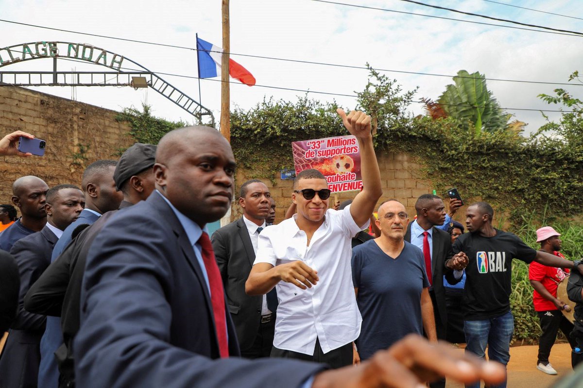 ntv's tweet photo. Mbappe'den koruma ordusuyla aile ziyareti

https://t.co/QFUpkpkHMy

Foto: Reuters https://t.co/tJmtow2nC2