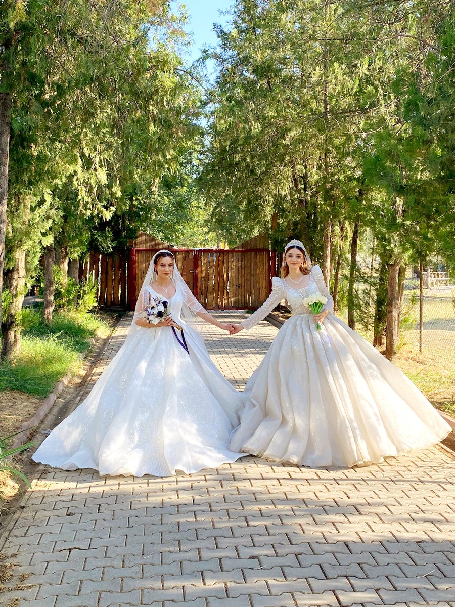 40 yılda bir görülen gelin tutulması
Arkadaşımla aynı gün evlendik ahahahaha