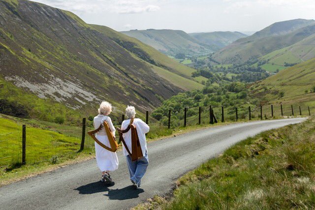 SionedWebb's tweet photo. Enroute i @BTBStorytelling sioe newydd chwedleua @MAIRHARLECH a fi. #trwyrtannau #telyntales #telyndeires #tripleharp #2ffrind #4llaw #kkktant diolch @CeriLlwyd am luniau sbesh iawn. #bwlchygroes https://t.co/f2pjmKZogI