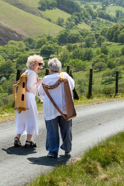 SionedWebb's tweet photo. Enroute i @BTBStorytelling sioe newydd chwedleua @MAIRHARLECH a fi. #trwyrtannau #telyntales #telyndeires #tripleharp #2ffrind #4llaw #kkktant diolch @CeriLlwyd am luniau sbesh iawn. #bwlchygroes https://t.co/f2pjmKZogI
