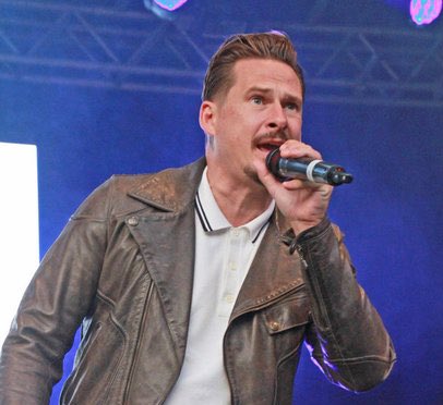 CapaMag's tweet photo. İngiliz ‘Blue’ grubunun solisti Lee Ryan, Trabzon - İstanbul uçağında bir yolcuyla tartıştı. Tartışmaya ‘Blue’ grubunun diğer üyeleri de katıldı. Başka bir yolcunun şikâyeti üzerine İstanbul Havalimanı polisi tarafların ifadesine başvurdu. https://t.co/HMOvfMGSdi