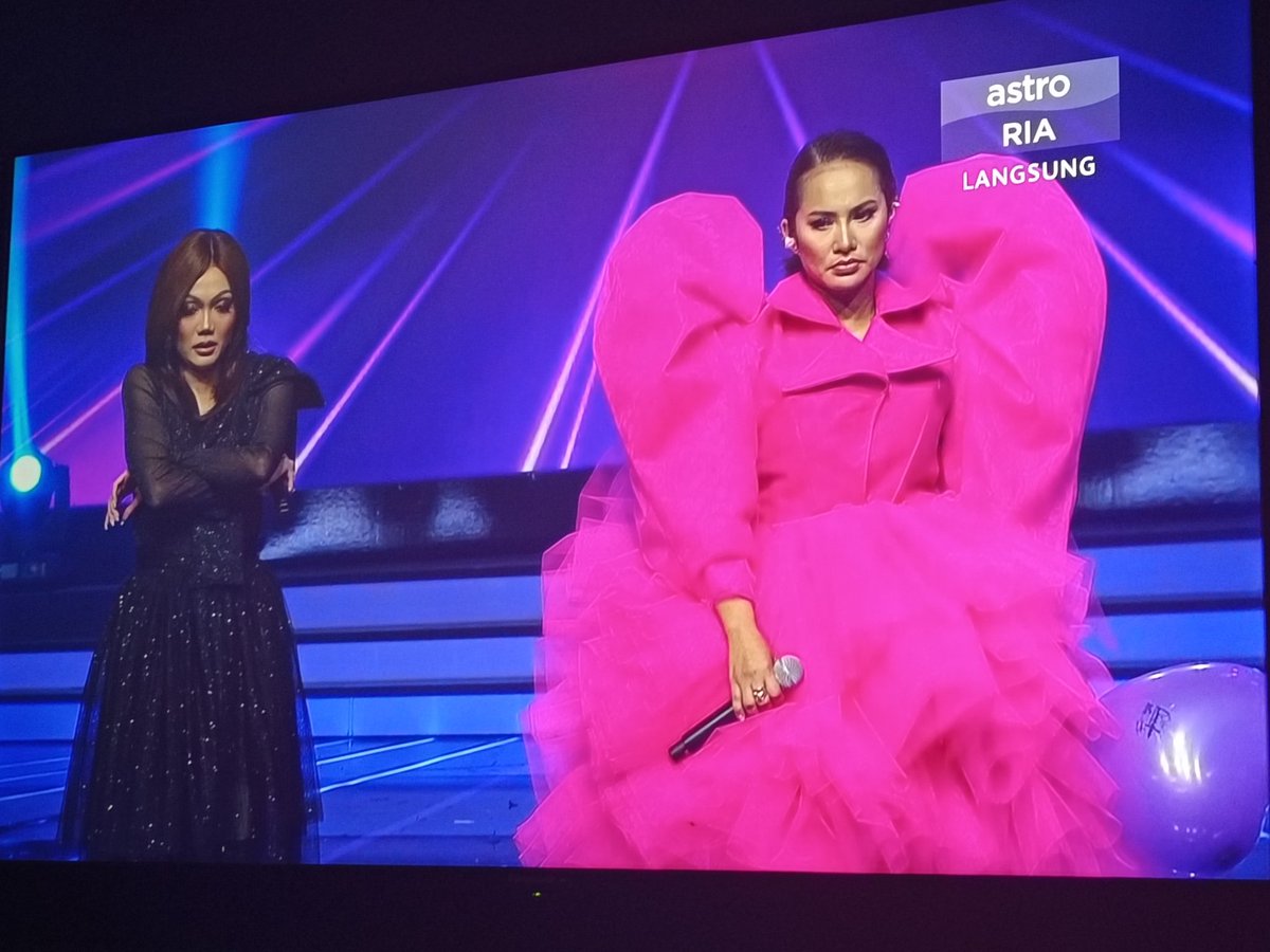 Enchik_Anam's tweet photo. :: Dah macam watak kakak tiri cinderella xkena ajak duet... Hahahahahahahahaha #bigstage2023 #BBNU #Bigstage2023final :: https://t.co/Fv94jfgxvg