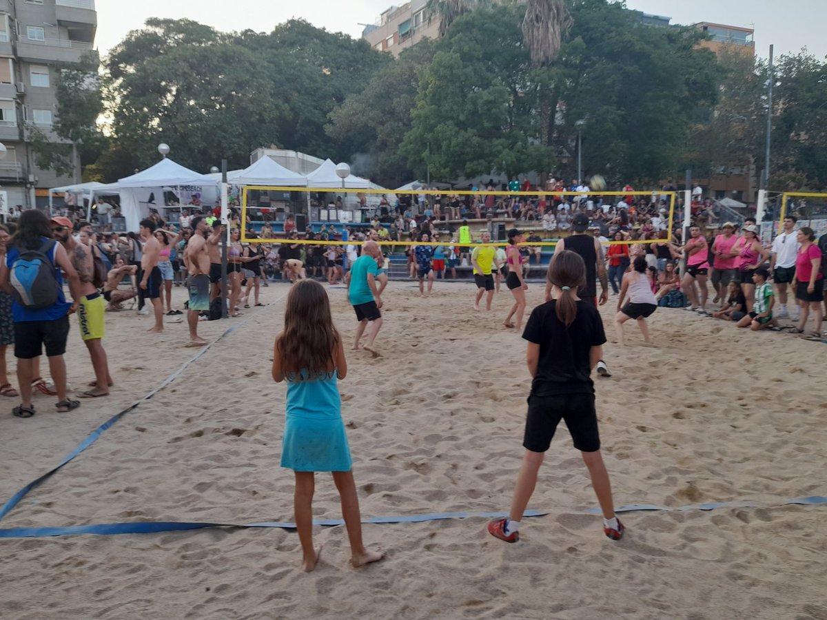 Cirerers1's tweet photo. Cirerers ja ens em estrenat amb equip de volei a la #ProspeBeach ✊🏾✌🏾🏐🍒
#Roquetes
#HabitatgeCooperatiu https://t.co/JmN5Yq0omV