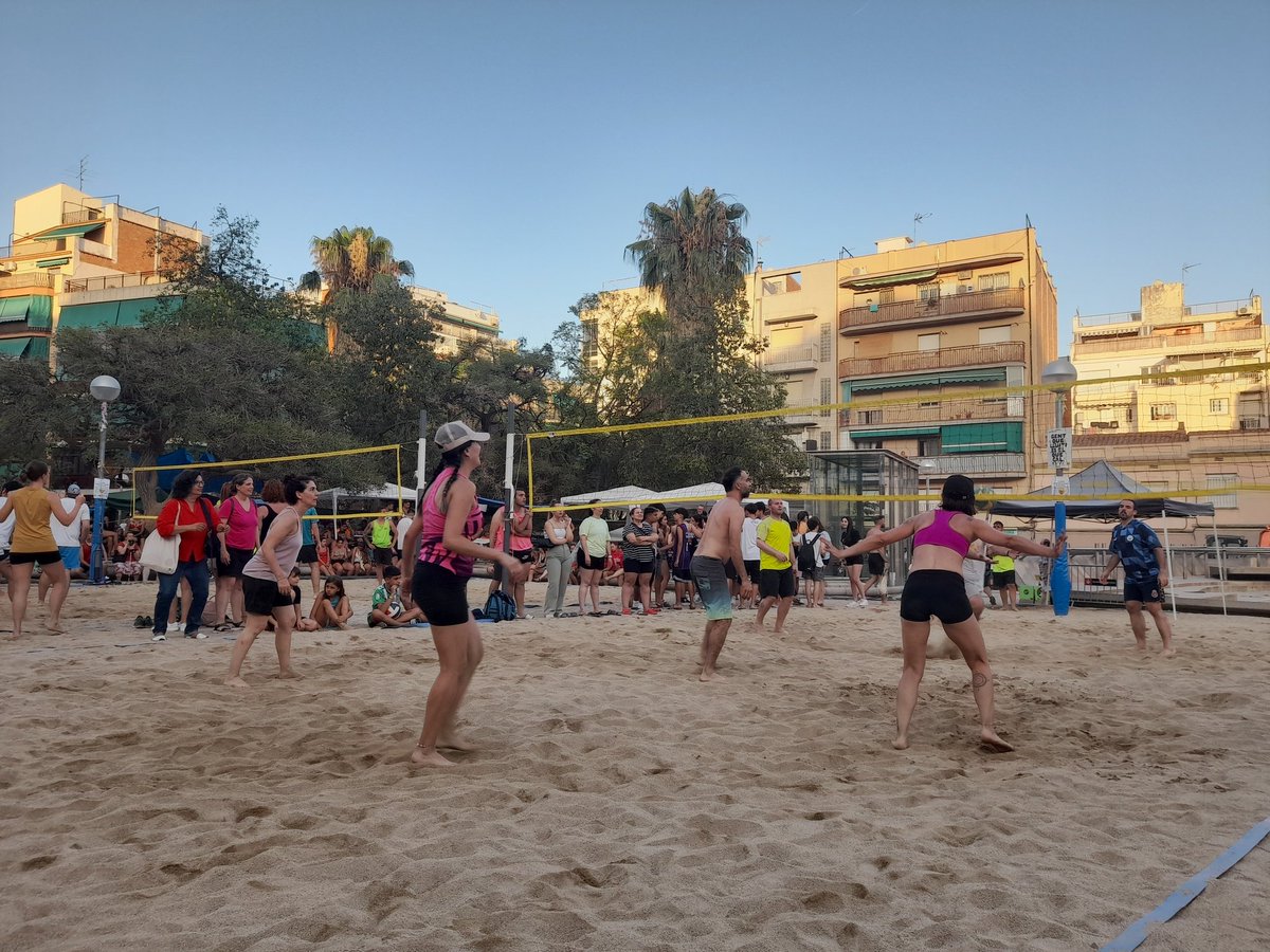 Cirerers1's tweet photo. Cirerers ja ens em estrenat amb equip de volei a la #ProspeBeach ✊🏾✌🏾🏐🍒
#Roquetes
#HabitatgeCooperatiu https://t.co/JmN5Yq0omV