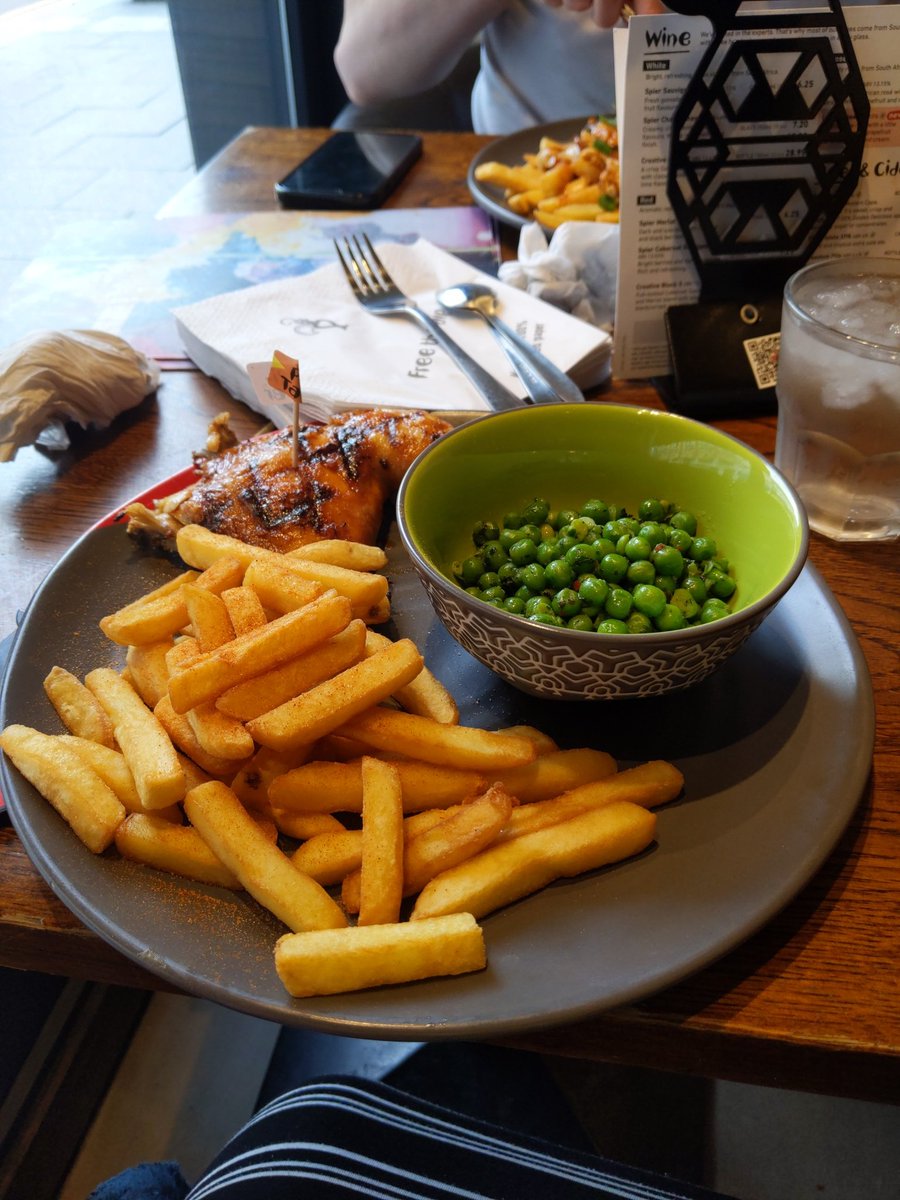 Malteza224's tweet photo. #Nandos219 we're (@ElliottW88 after a palarvar trying to pay to park) are in Brentwood Essex! We've walked past the Sugar Hut, famous from TOWIE and seen some native Essex people https://t.co/15xPQmKYUA