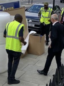 RanaKabbani54's tweet photo. Man in suit is #DavidAsker. Pretends to be #HighCourt Enforcement Officer, but is really renegade #art #thief from a privateer pirate outfit, in league with #SIS thugs & #EastEnd @metpoliceuk enforcers. They broke into my home with a FORGED writ from #RollsBuilding.
#UK https://t.co/Yxt6gToFM0